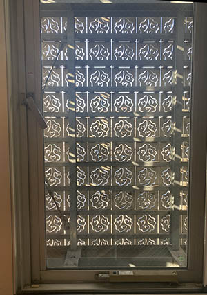 郷さくら美術館内側から